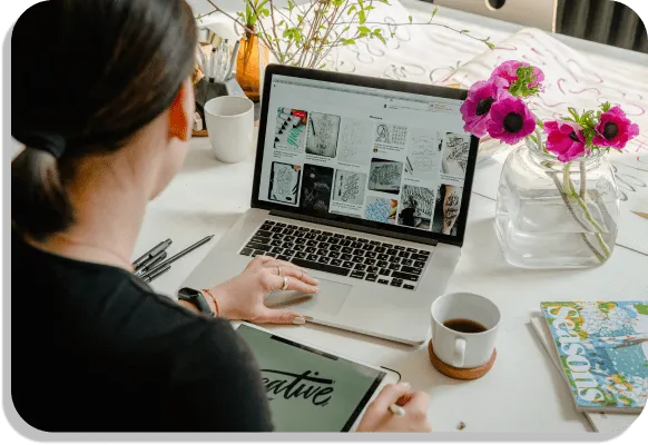 foto de una chica mirando una página web en su notebook