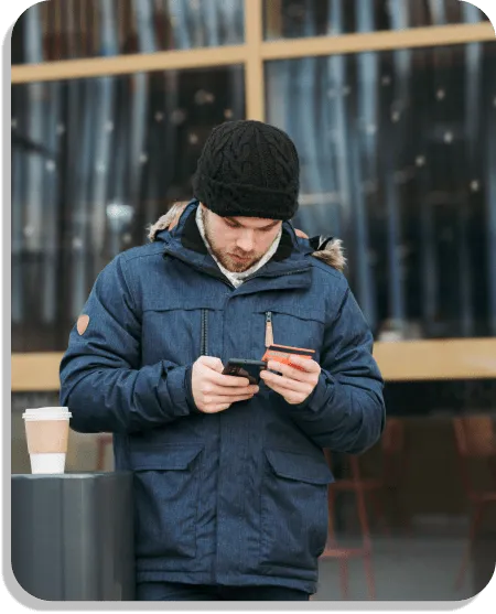 foto de un chico realizando un pago con tarjeta desde su móvil